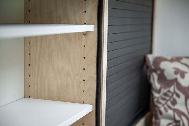 Viel Stauraum neben dem Bett