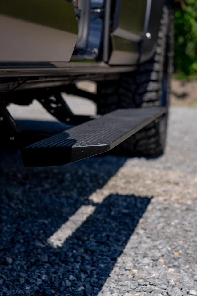 Elektronischer Tritt für den Ein und Ausstieg aus dem Camper Van von Cocoon Vans