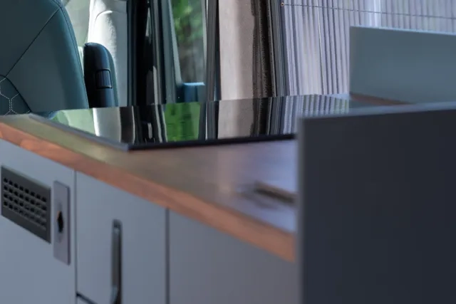 Küche im Camper Van con Cocoon Vans mit zwei Induktionsplatten