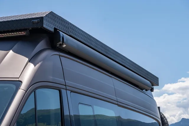 Aufbauten auf dem Dach vom VW Crafter 4x4 von Cocoon Vans.