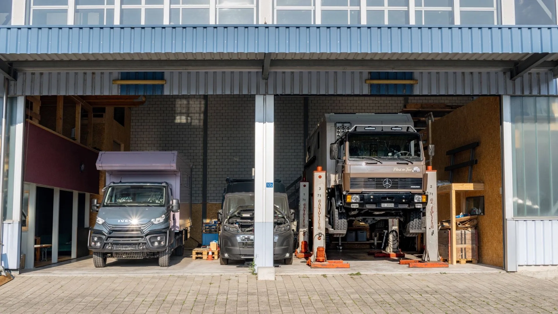 Werkhalle bietet Platz für bis zu 3 Fahrzeuge