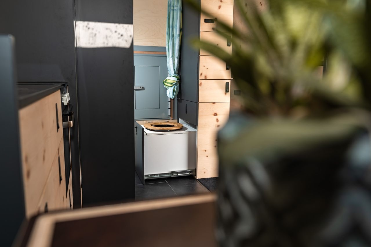 Innenraum eines Expeditionfahrzeugs, mit Komposttoilette, Zirbenausbau