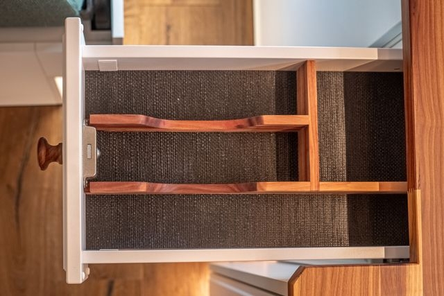 Besteckschublade mit Zwetschgenholz