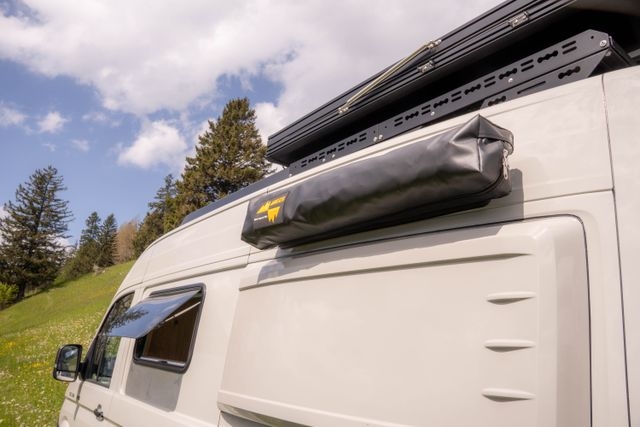 verpackte Aussendusche seitlich des MAN Campers montiert